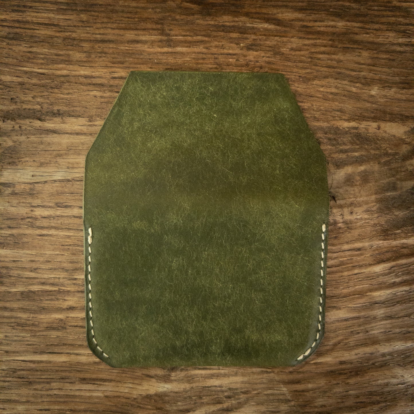 Minimalistisches Portemonnaie mit Klappe – Oliv & Cognac