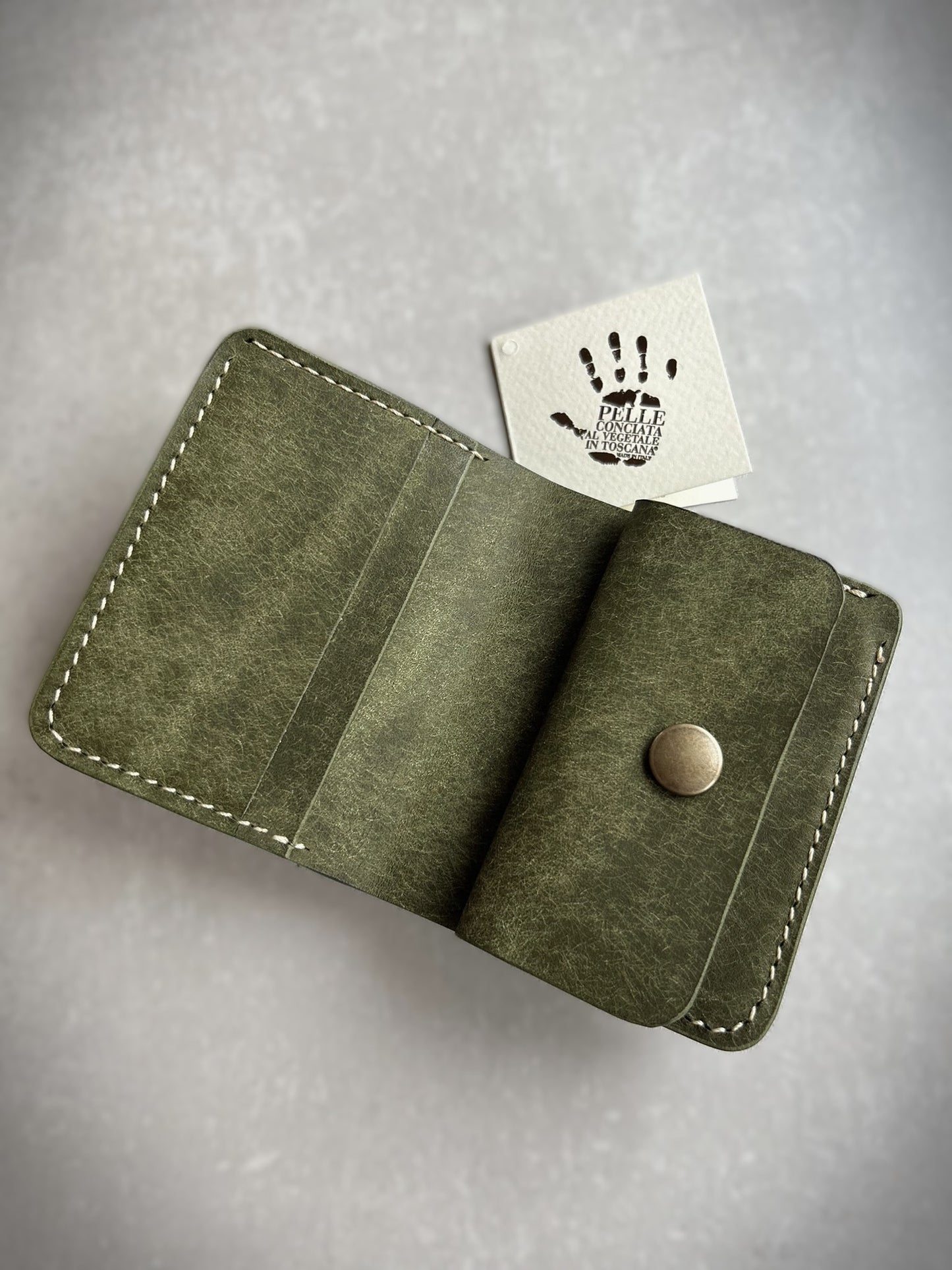 Bifold Leather Vertical Wallet With Coin Pocket | Olive