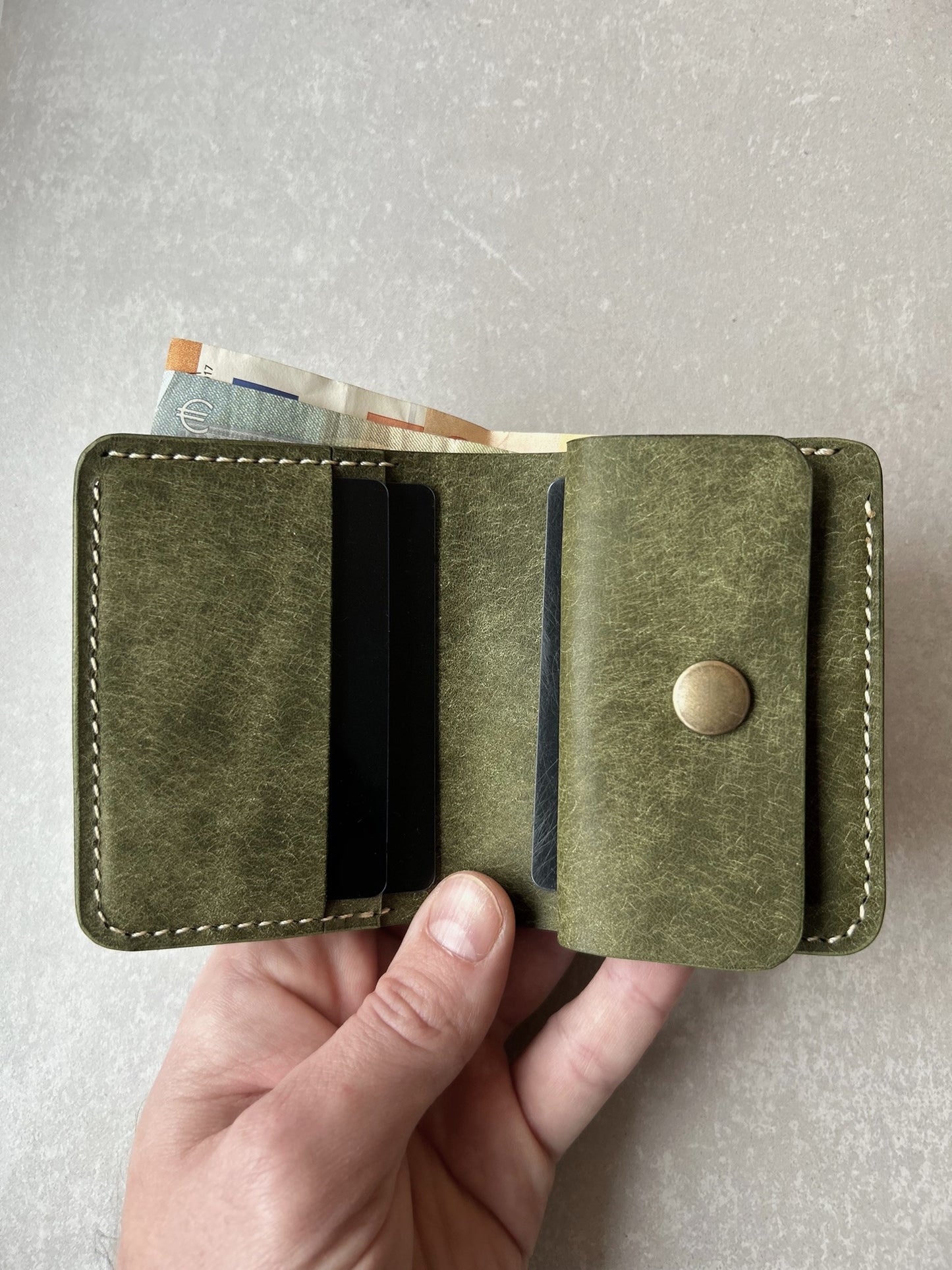 Bifold Leather Vertical Wallet With Coin Pocket | Olive